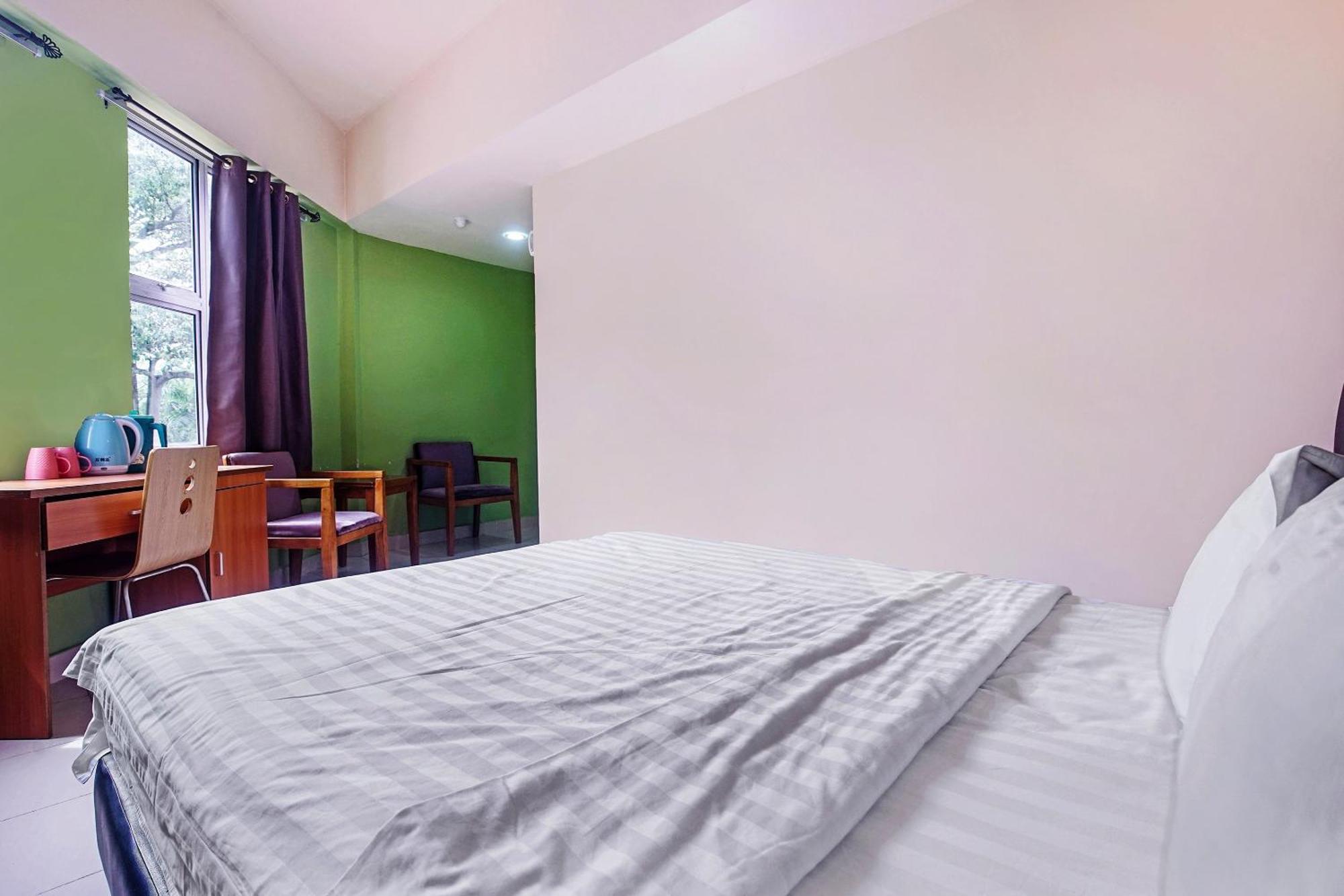 Hotel Night Queen Salak Tinggi Sepang Ngoại thất bức ảnh