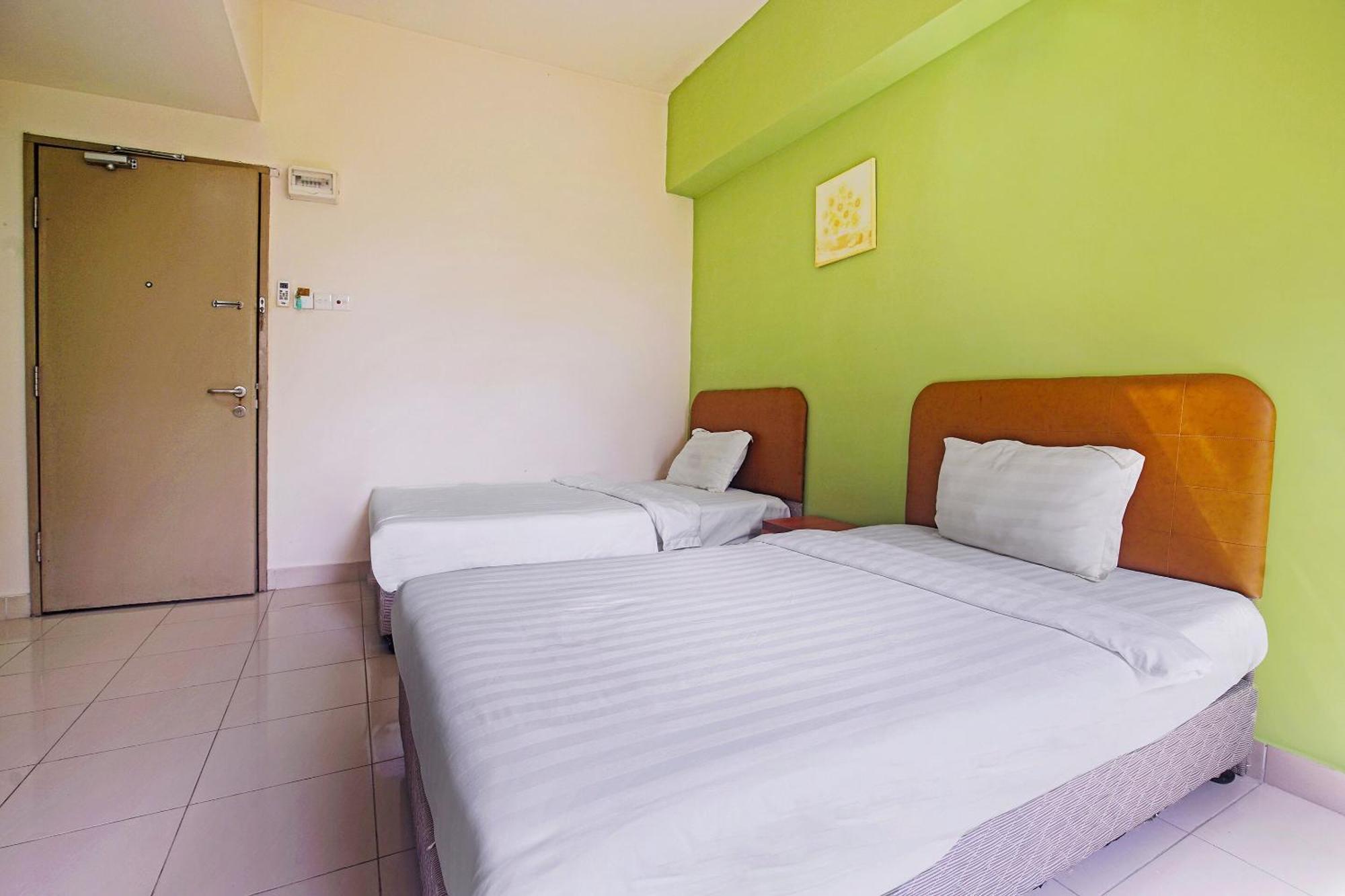 Hotel Night Queen Salak Tinggi Sepang Ngoại thất bức ảnh