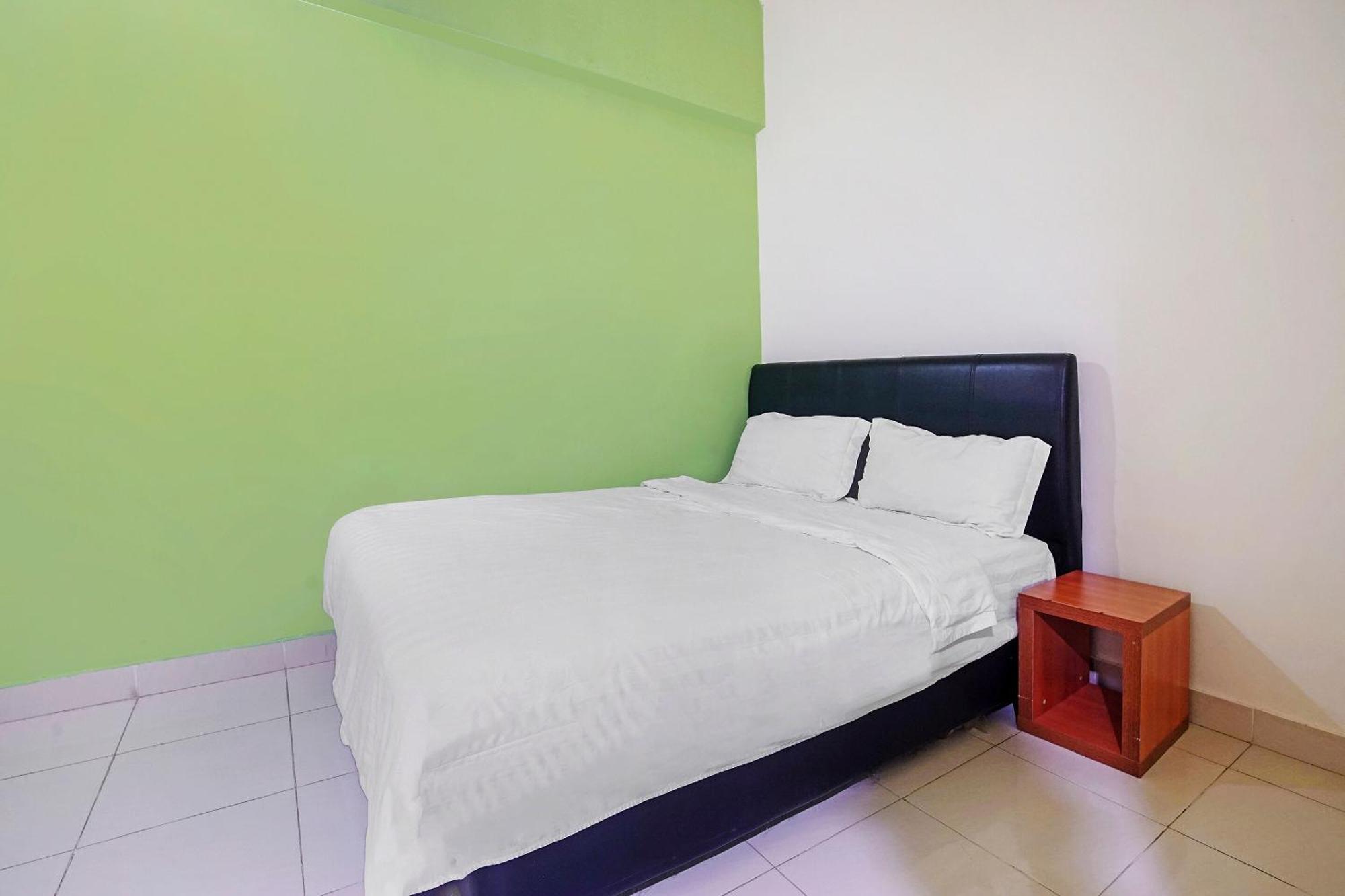 Hotel Night Queen Salak Tinggi Sepang Ngoại thất bức ảnh